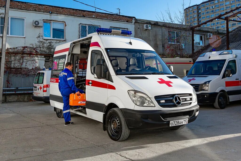 Скорая медицинская помощь пожарная машина. Скорая альфа анапа. Фольксваген крафтер скорая. Медцентр альфа анапа. Здание скорой помощи анапа.