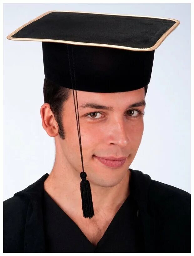 головной убор судьи. судейская шляпка. судейская шляпа. мантия выпускника мгу. шапка-конфедератка магистра с кисточкой.