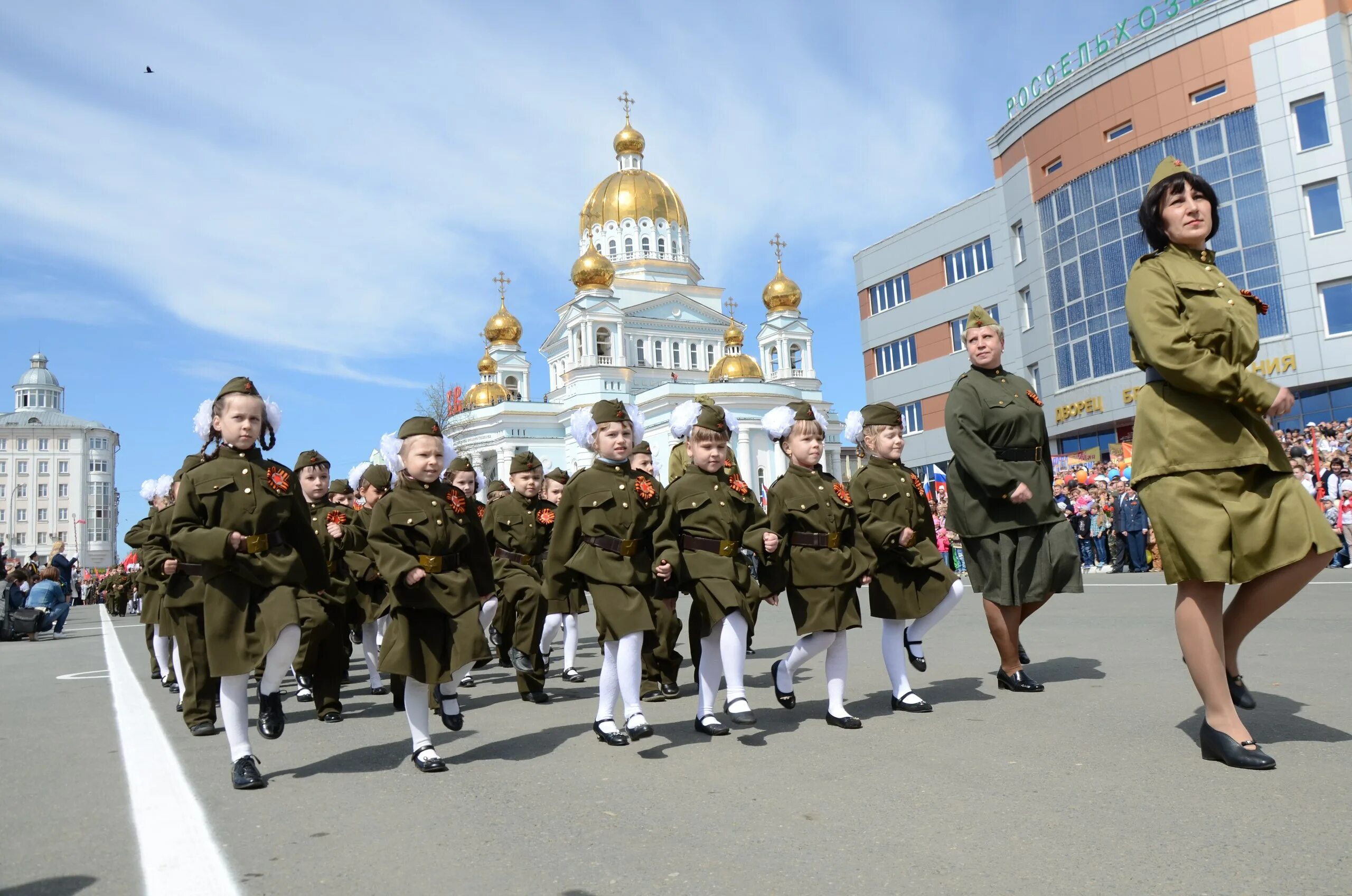 Месяц парад. Дети на параде. Дети на параде Победы. Дети на параде 9 мая. Парад Победы Саранск.