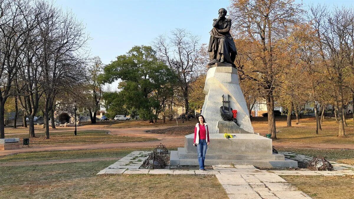 Окрестности ставрополя. Лермонтовский сквер Пятигорск. Сквер Лермонтова Пятигорск. Памятник Лермонтову в Ставрополе. Сквер Лермонтову в Пятигорске.