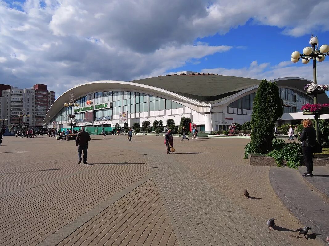 Рынок в минске где. Рынок Комаровка в Минске. Минский Комаровский рынок. Памятник на Комаровском рынке в Минске. Район Комаровка в Минске.