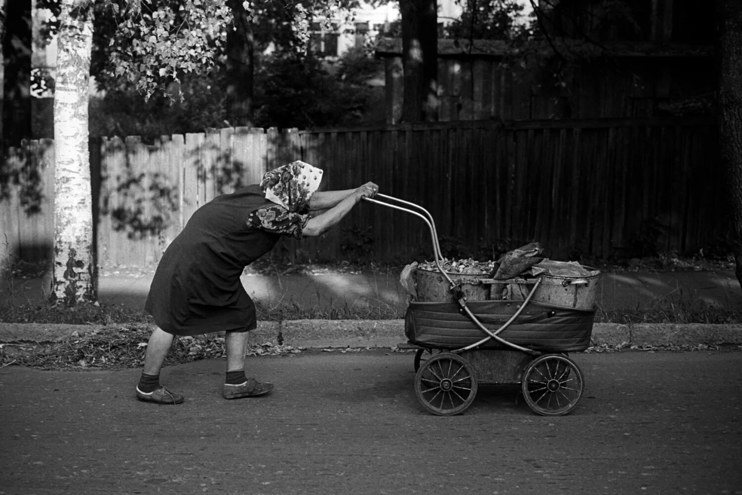 Подруга телега. Тачка для бабушек. Старушка с тележкой. Бабушка с тележкой. Бабушка с коляской.