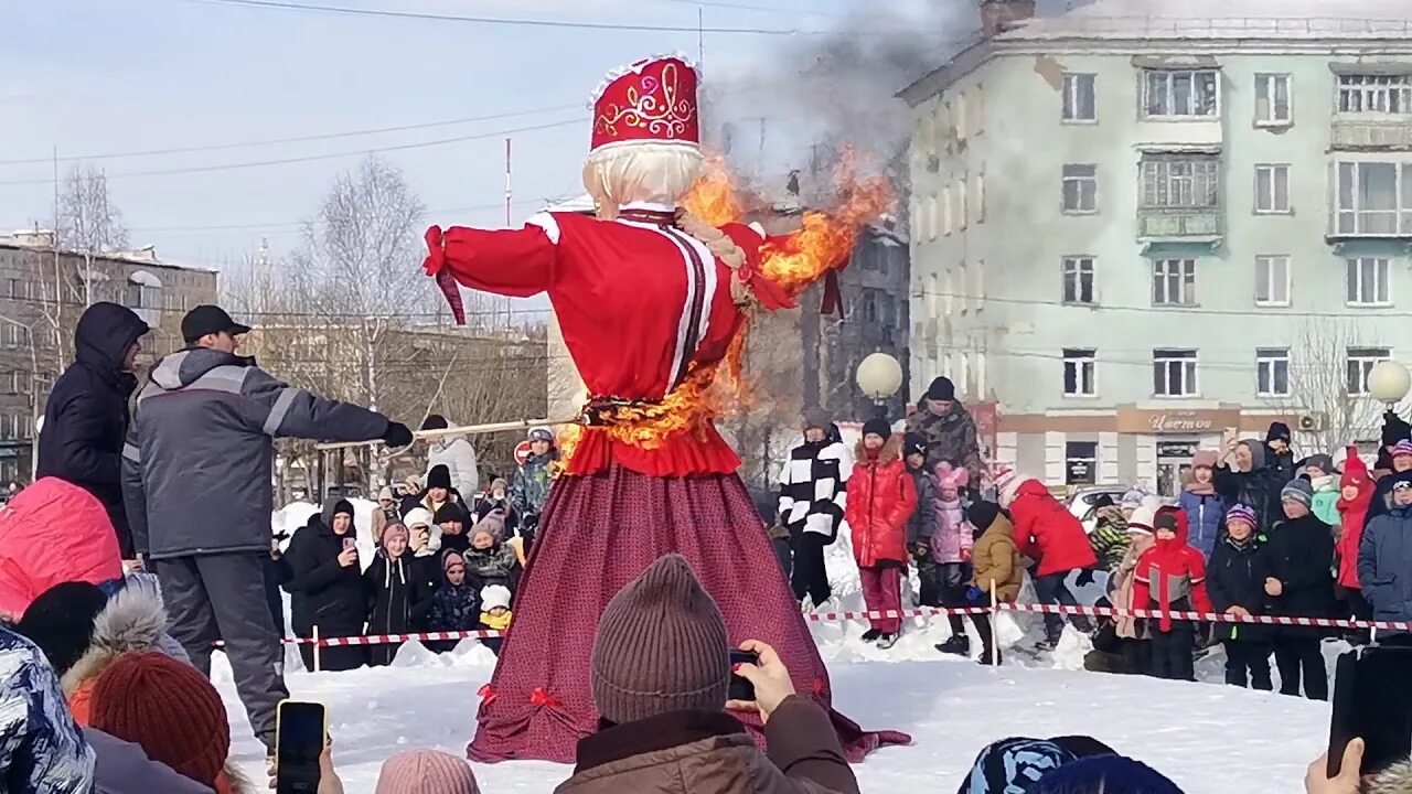 Масленица в энгельсе на площади. Чучело на Масленицу. Масленица 2018. Сжигание чучела Масленицы. Сжигать чучело Масленицы 2021.