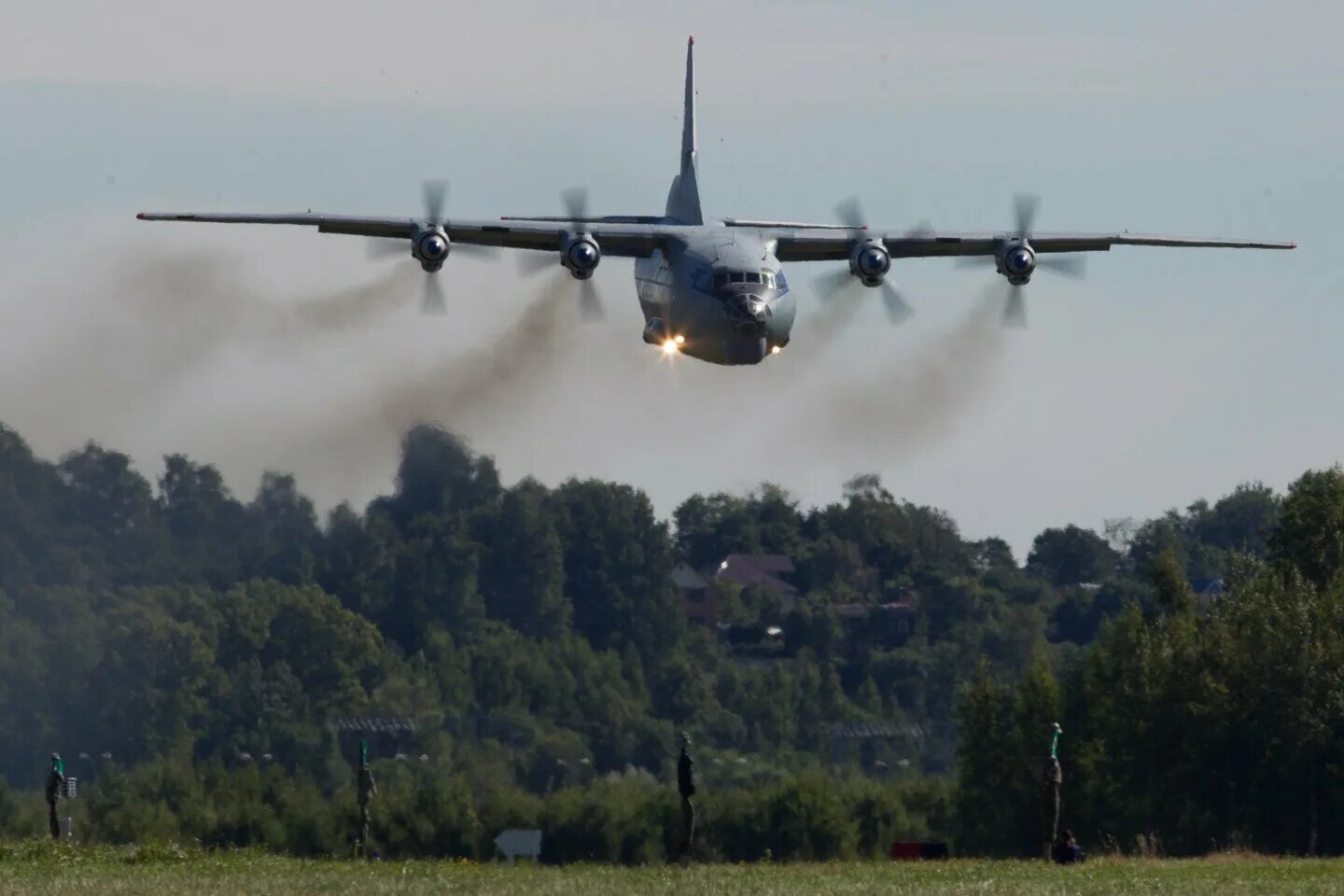 Упал военно транспортный самолет. Черный тюльпан самолет АН-12. АН-12 Левашово. АН 12 грузовой самолет. Грузовой самолет an12.