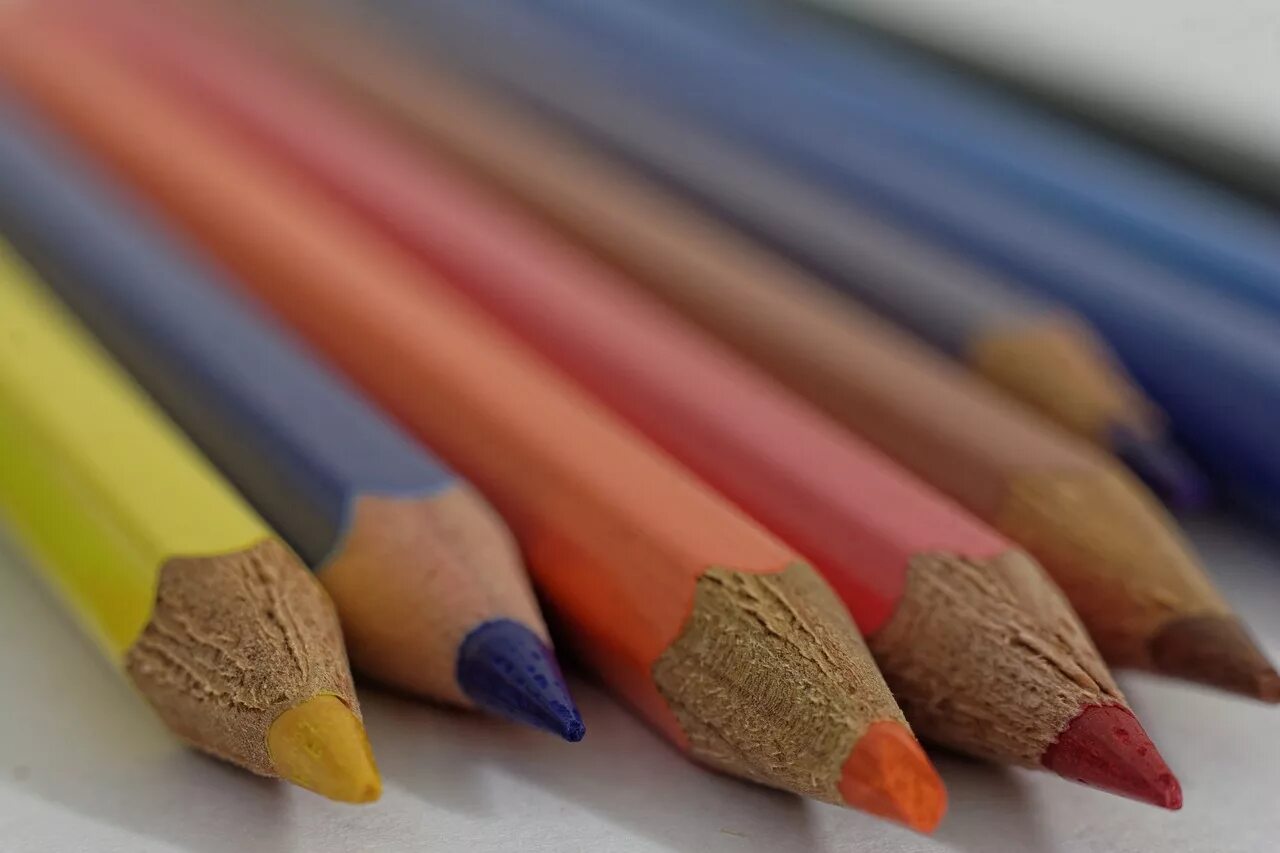 Покажи какие карандаши. Цветные карандаши пастельных тонов. Цветные карандаши картинки. Куча карандашей. Карандаш фото.