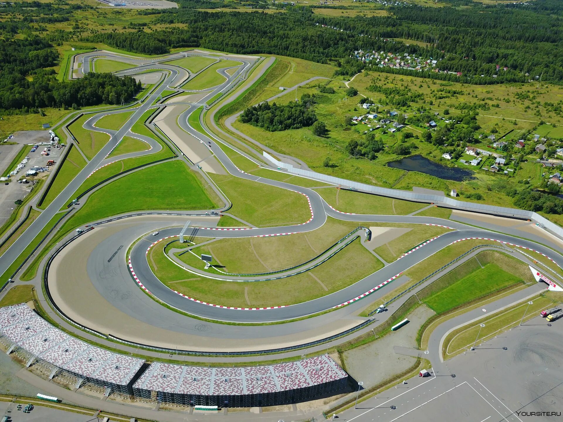 Кольцевой трек. Гоночная трасса Moscow Raceway. Трасса формула 1 на Новорижском шоссе. Трасса Москоу Рейсвей. Moscow Raceway трасса вид.