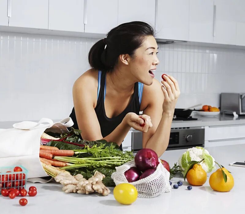 Через пищу. Кушать салат. Полезная еда для человека. Через пищу. Здоровое и нездоровое питание.