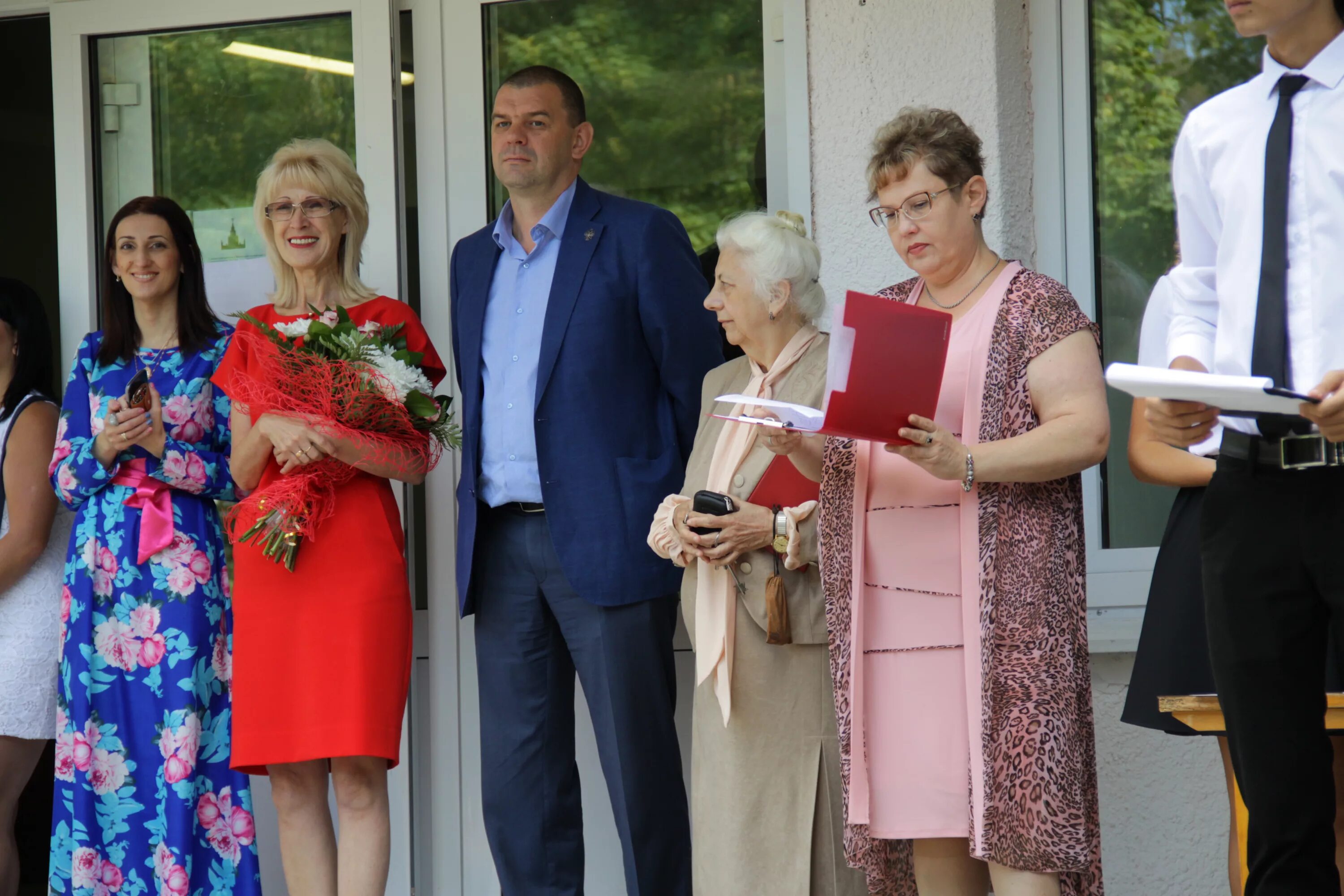 Мама на выпускном в школе. Платье для директора школы на выпускной. Платье на выпускной для учителя. Платье на выпускной для мамы. Платье на выпускной для мамы выпускника.