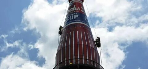 Большая бутылка в магазине
