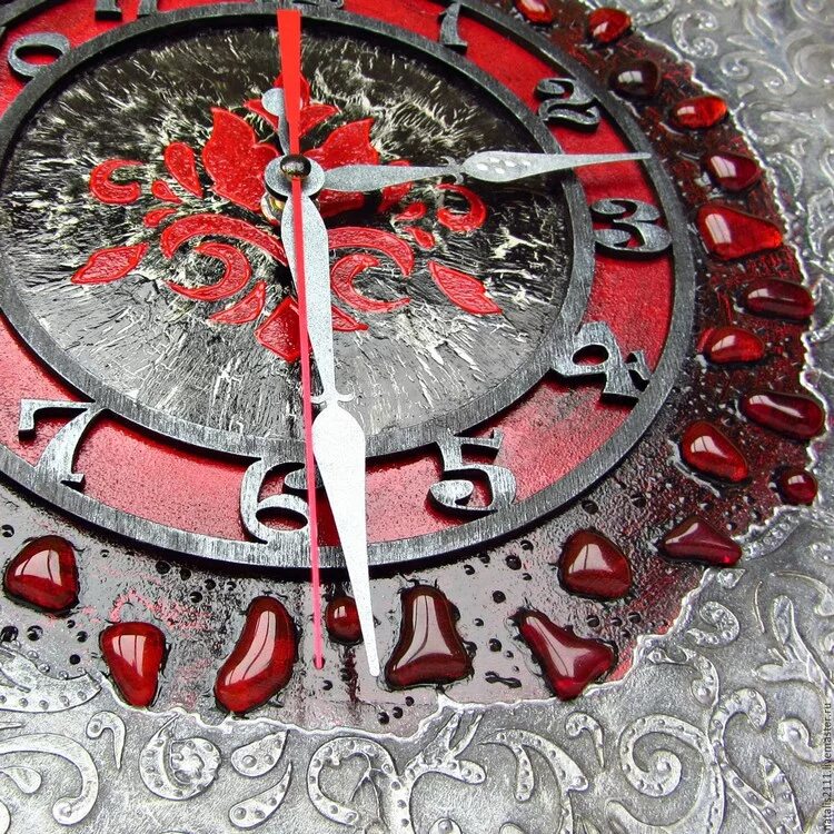 Часы хатам. Часы настенные серо красные. Часы с красными камнями. Красный циферблат. Часы настенные на кухню красные.