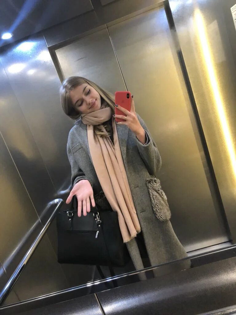 Блондинка в лифте. Селфи в лифте девушки. Фотосессия в лифте девушка. Мужчина и женщина в лифте. Человека прижали к стене.