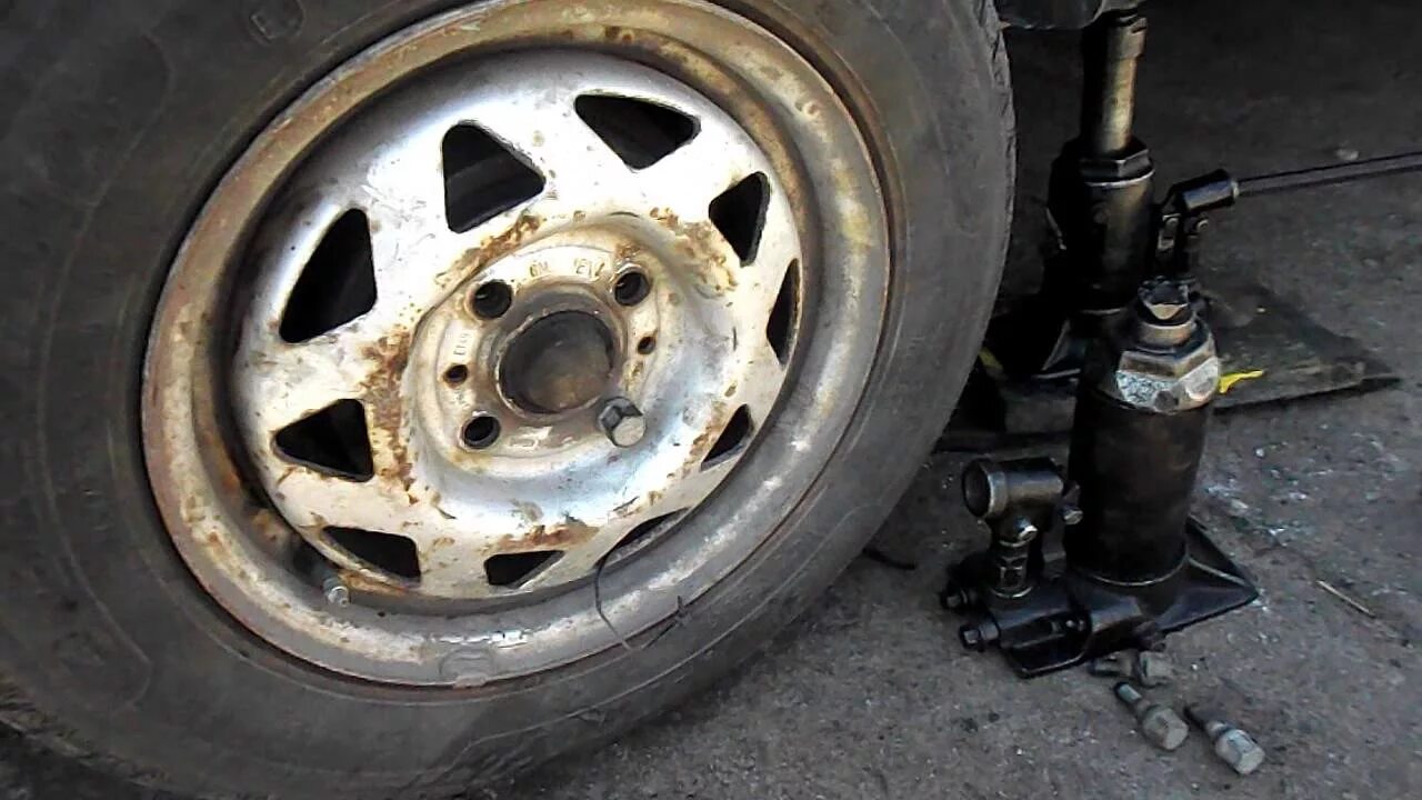 Прикипело колесо. Прикипело колесо на ниве. Не снимается колесо. Не снимается колесо. Медная смазка для колес.