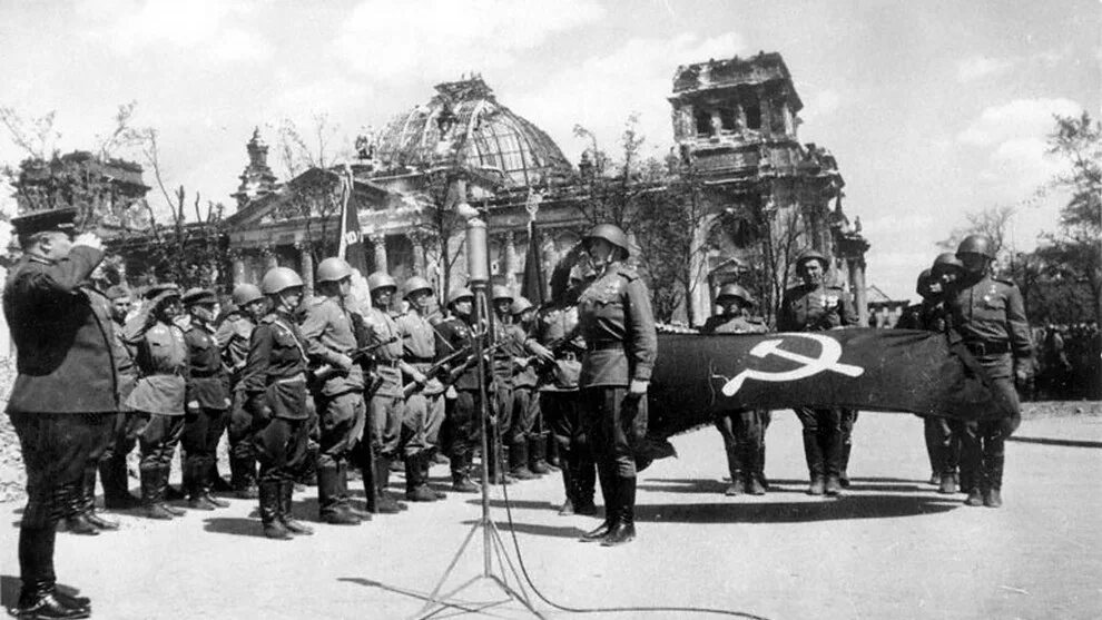 Парад в Берлине 1945 г.. 1945 В Берлине у Бранденбургских ворот состоялся парад. Комендант Берлина в 1945. Знамя Победы в Берлине 1945. Сколько лет было в 1945