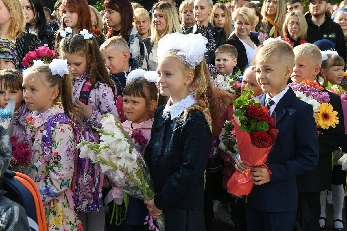 14 й в г. Линейка 1 сентября. Торжественная линейка в школе. Школьная линейка первоклассников. Школа 1 сентября.