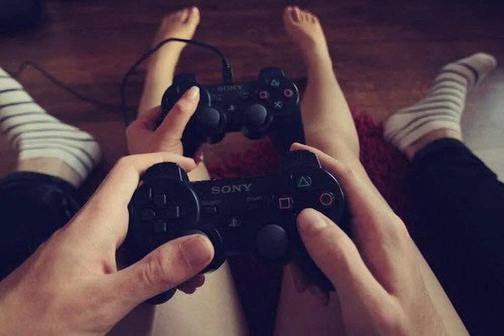 Друзья играют в ps4. Парень и девушка играют. парень и левушка играют. пара играет. поиграть в приставку.