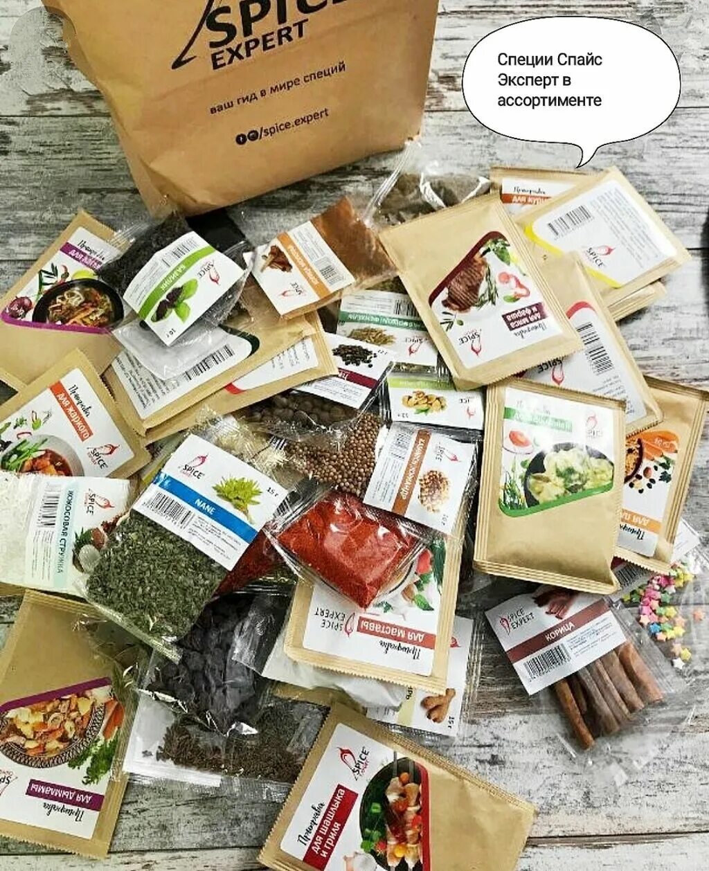 Органайзер тескома для специй. Упаковка специй в пакетики. Специи в пакетах. На складе магазина пакетики со специями упакованы. Упаковка для специй.