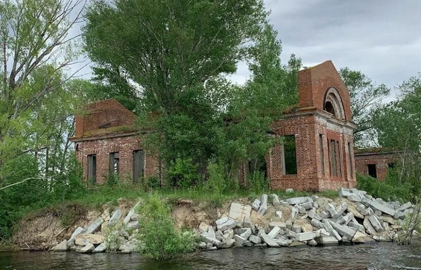 Уральский водозабор оренбург какие улицы. Водозабор КРИБ Казань. Казанский КРИБ Казань водозабор. Заброшенный водозабор Казань. Старое здание водозабора Казань.