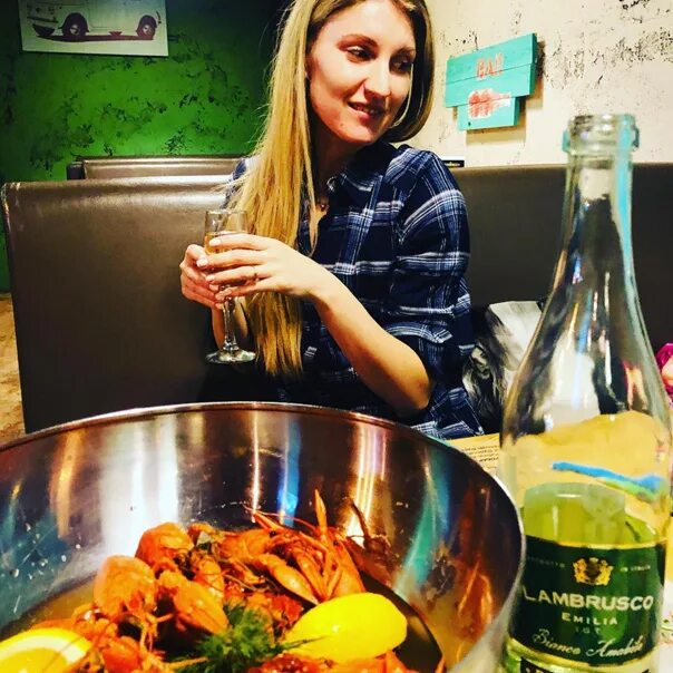 Где вкусно покушать в волгограде. Раковарня название. Бар раковарня. Раковарня химки. Мидии киви запеченные.