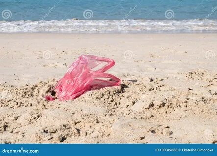 Используемый полиэтиленовый пакет на пляже песка Стоковое Фото - изображение нас