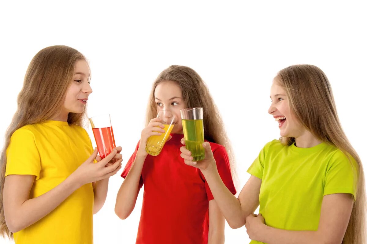 Пить сок на английском. Дети пьют лимонад. Девочка пьет лимонад. Соки для детей и подростков. Пьющие подростки девочки.
