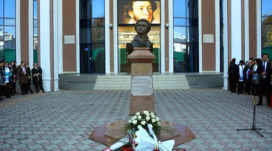 Таджикский славянский университет. Памятник Пушкину в Душанбе. Российско-таджикский Славянский университет Пушкин. Школа имени Пушкина в Душанбе. СОШ 20 Душанбе памятник Пушкина.