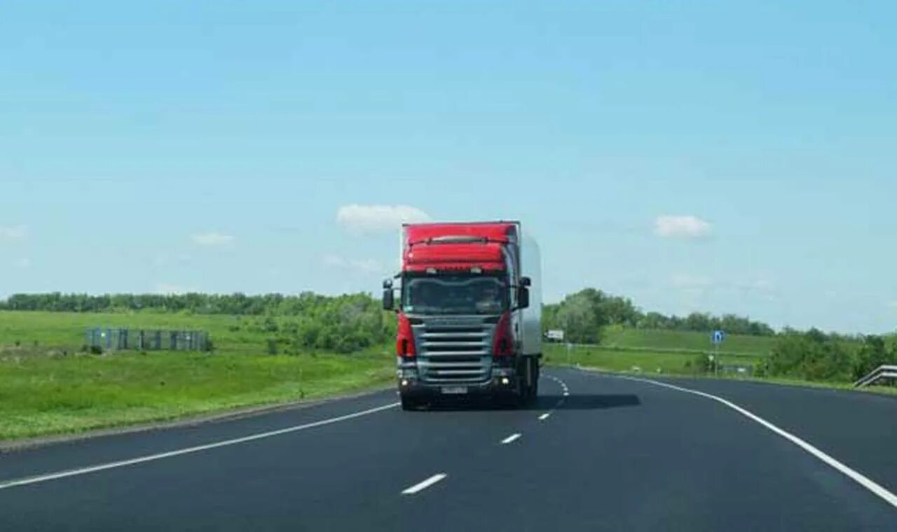 Когда закрываются дороги для большегрузов. Трасса м5 Урал. Трасса м5 Челябинск Волгоград. Грузовик на дороге.