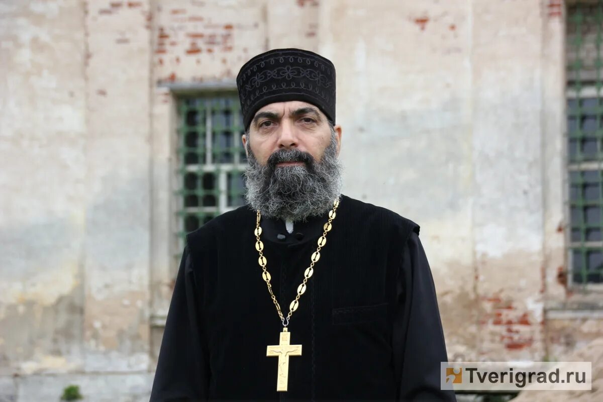 Священник спасает. Священник спасает. Священники телеканала спас. Ответ священника на канале спас. Спас иерей.