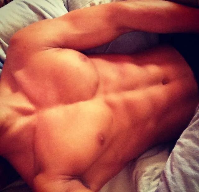 селфи мужчины в кровати. мужской торс в кровати домашнее. мужской торс в кровати. парни в кровати без лица. мужской пресс в кровати ночью.