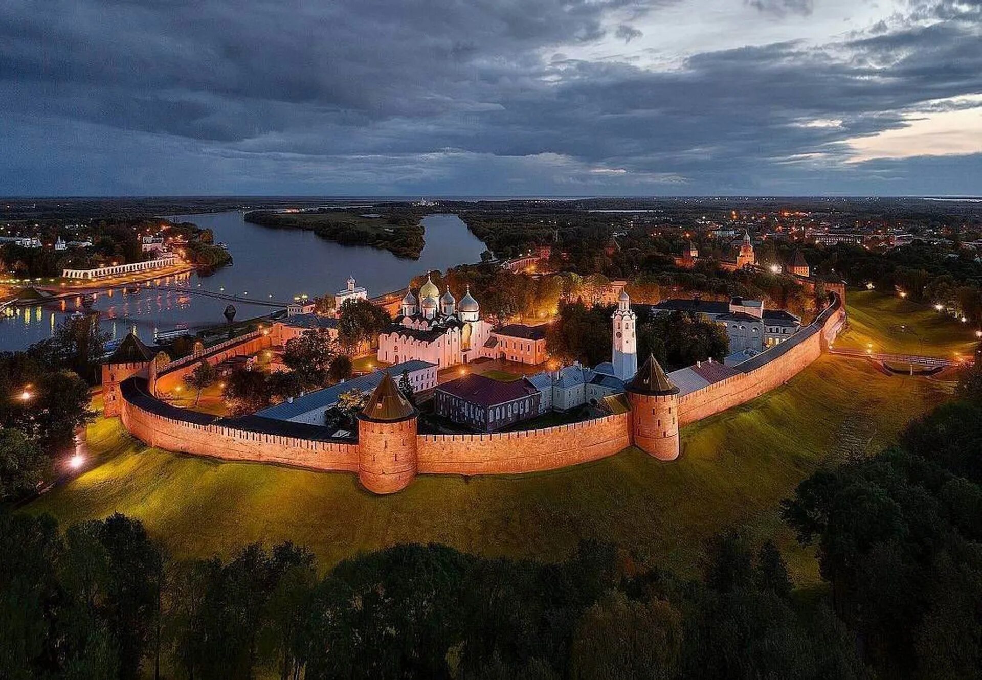 Новгород из санкт петербурга экскурсия 1 день. Новгородский Детинец Великий Новгород. Нижний Новгород Новгородский Кремль (Детинец). Великий Новгород Кремль. Кремль Детинец в Великом Новгороде.