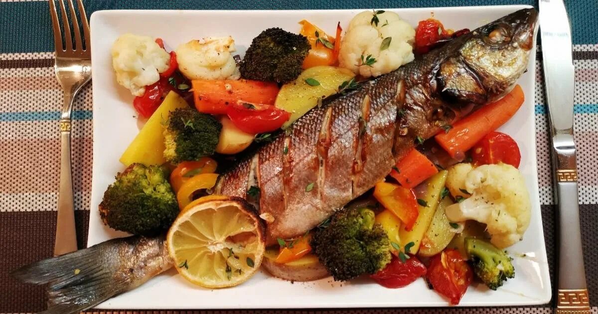 Сибас. Сибас запеченный с овощами. Рыба сибас запеченная в духовке. Рыба «сибас» (лаврак, морской волк).