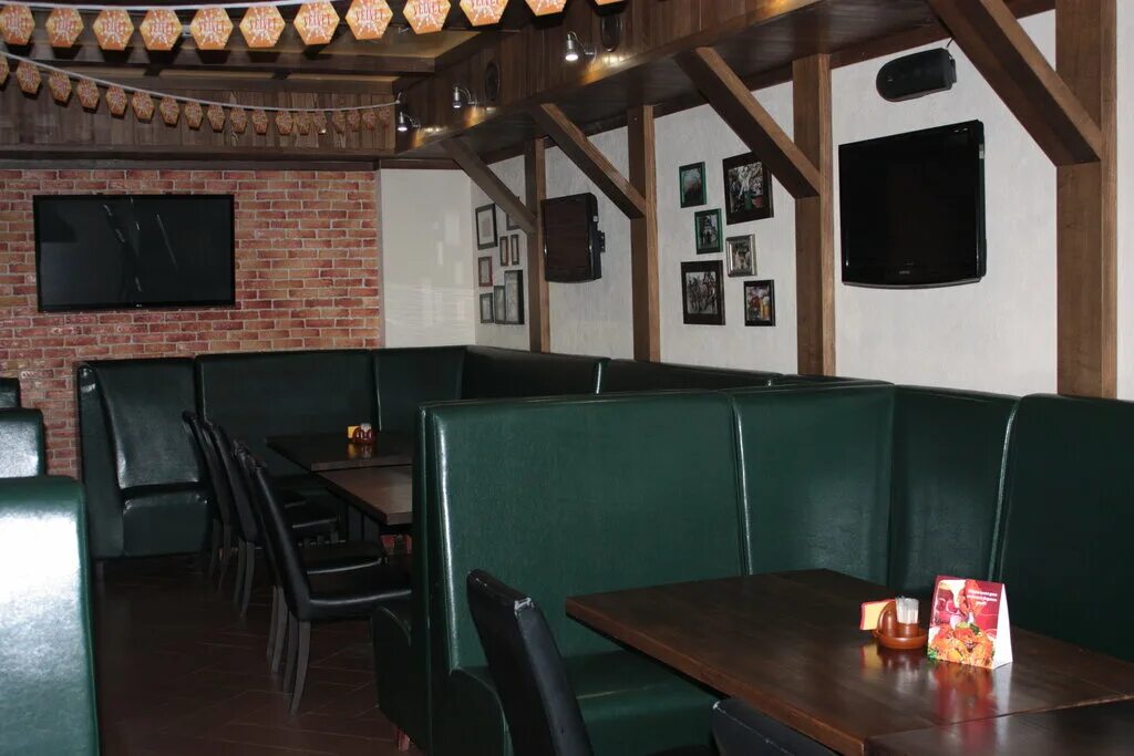 пивной бар на ленинском проспекте. штирлиц бар фото. штирлиц ресторан пивной. штирлиц в баре. бар штирлиц хабаровск.