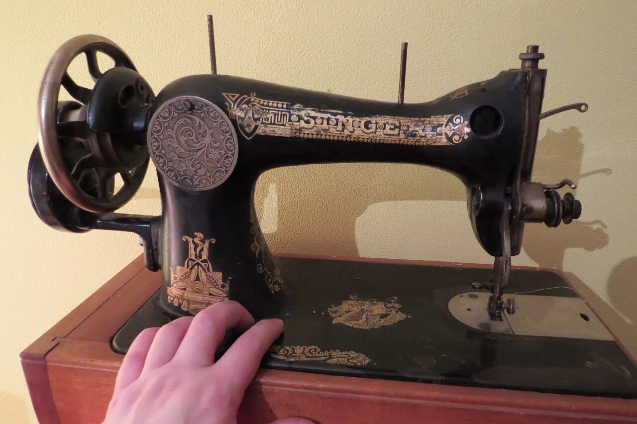 Singer heavy duty 4423. Швейный натюрморт. Швейные машины зингер 1886. Швейная машинка чайка зингер. Шьем машинкой зингер.