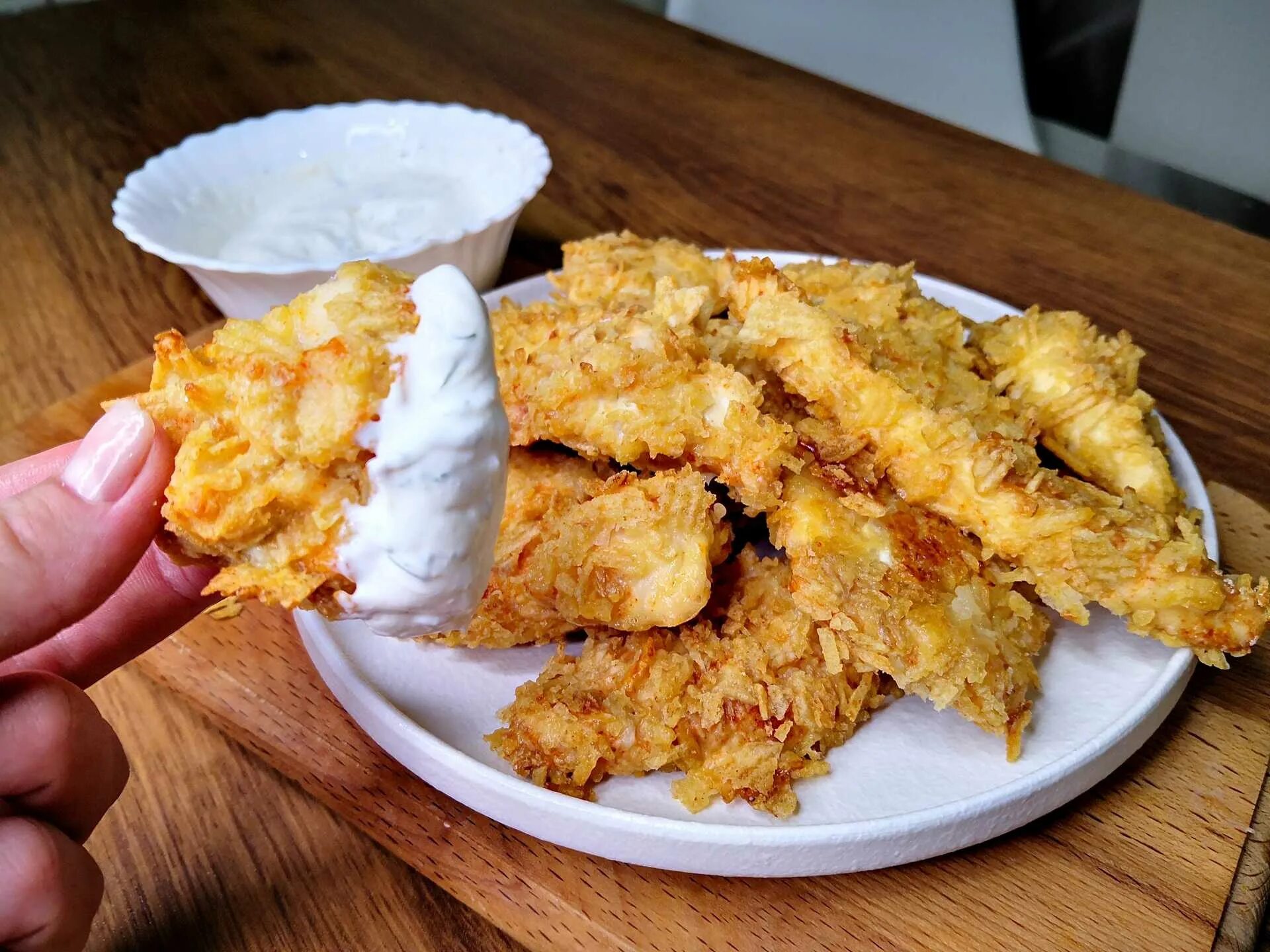 Как сделать панировку как в kfc. Панировка для крылышек kfc. Стрипсы куриные кфс. Как сделать панировку как в kfc. Крылышки в панировке из кукурузных хлопьев.