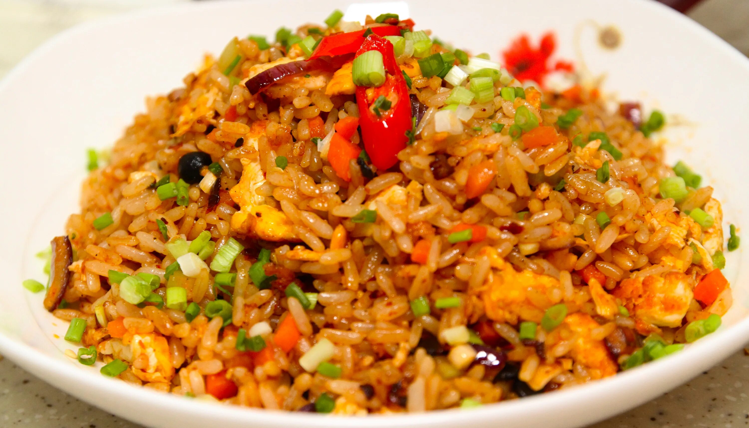 Рис с овощами Шри Ланка. Жареный рис с овощами на сковороде. Рис в Шри Ланке. Рис шри ланка