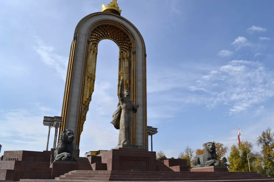 Памятник душанбе. Памятник Исмоили Сомони. Статуя Исмаила Самани. Монумент Исмоили Сомони в Душанбе. Памятник Исмаилу Самани в Душанбе.