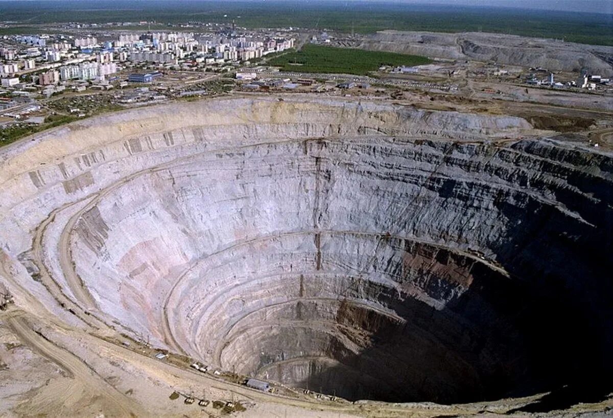 Карьер известняковый миасс. Мирный якутия кимберлитовая трубка. Сколько метров карьер. Карьер восточный олимпиадинский гок. Медный карьер медногорск.