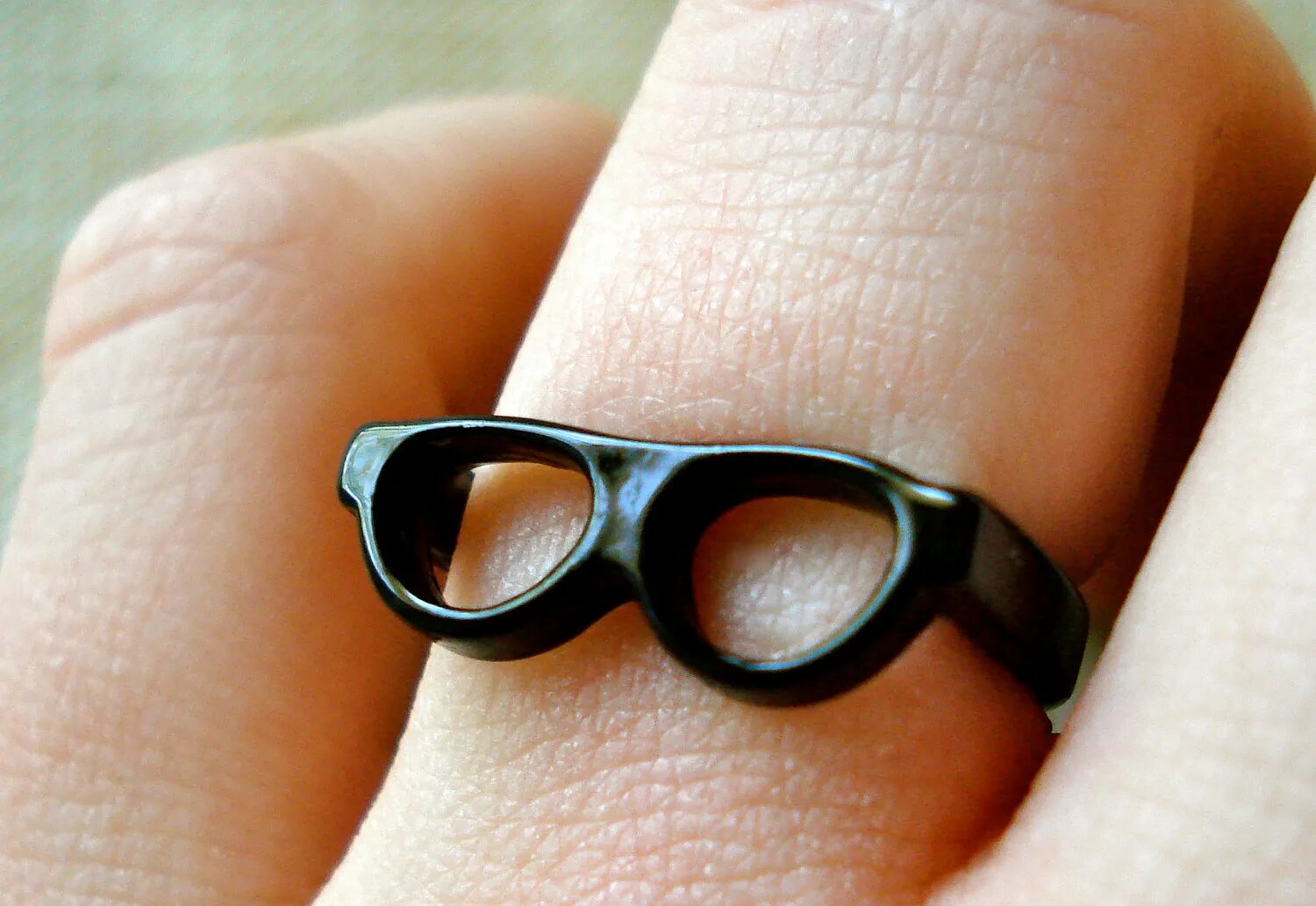 Ring glasses. Маленькие очки. Самые маленькие очки. Самая маленькая оправа. Очки с колечком.