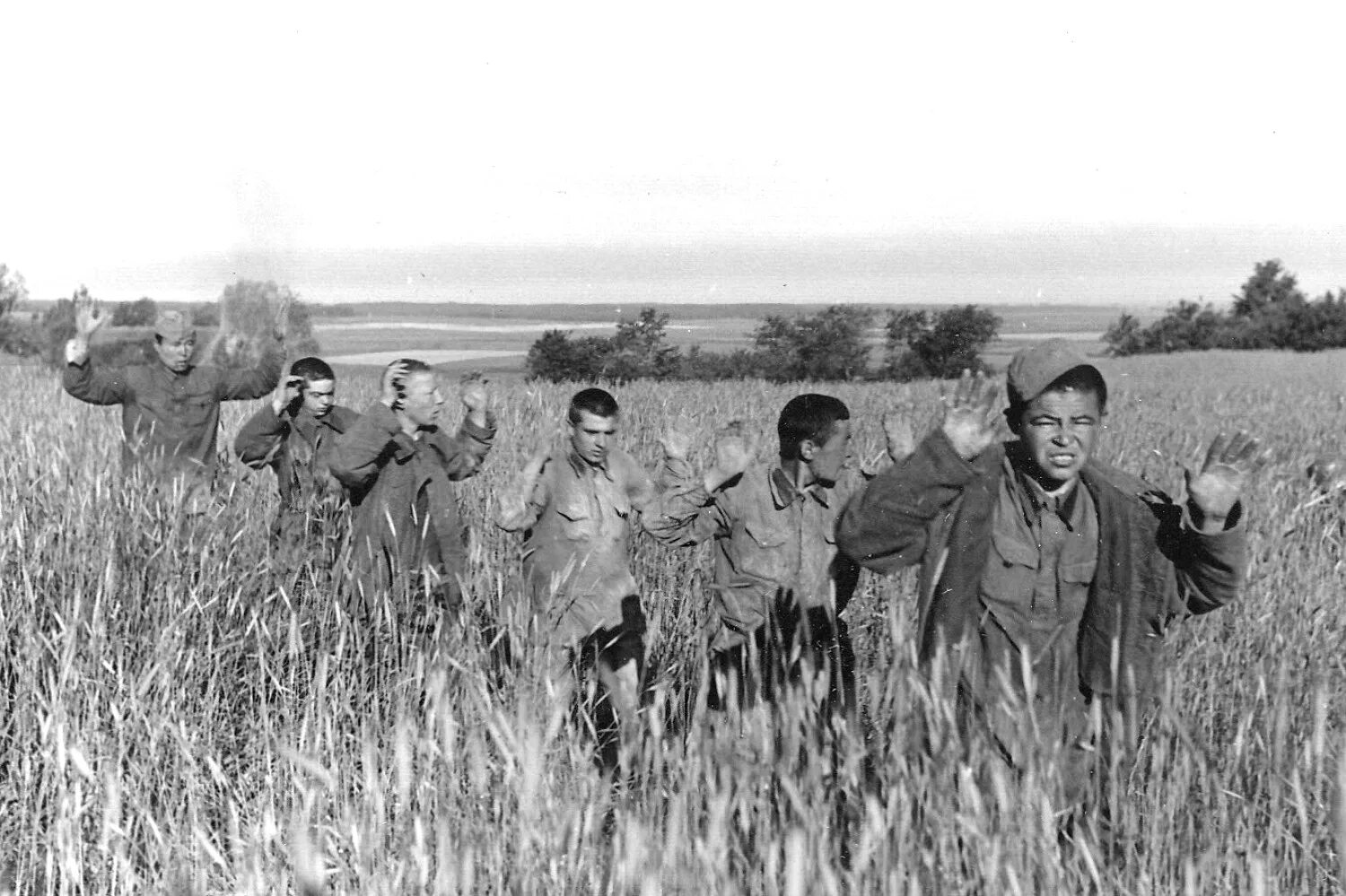 Дезертиры вов. Пленные солдаты РККА 1941 Г. Плен советских солдат в 1941. Советские военнопленные 1941.
