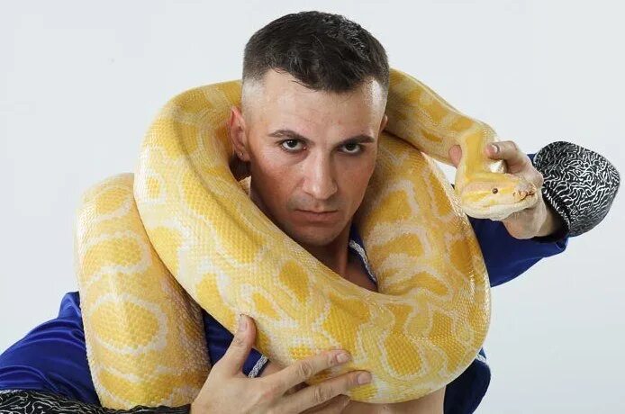 Мужчина змей в браке. Змея на шее человека.