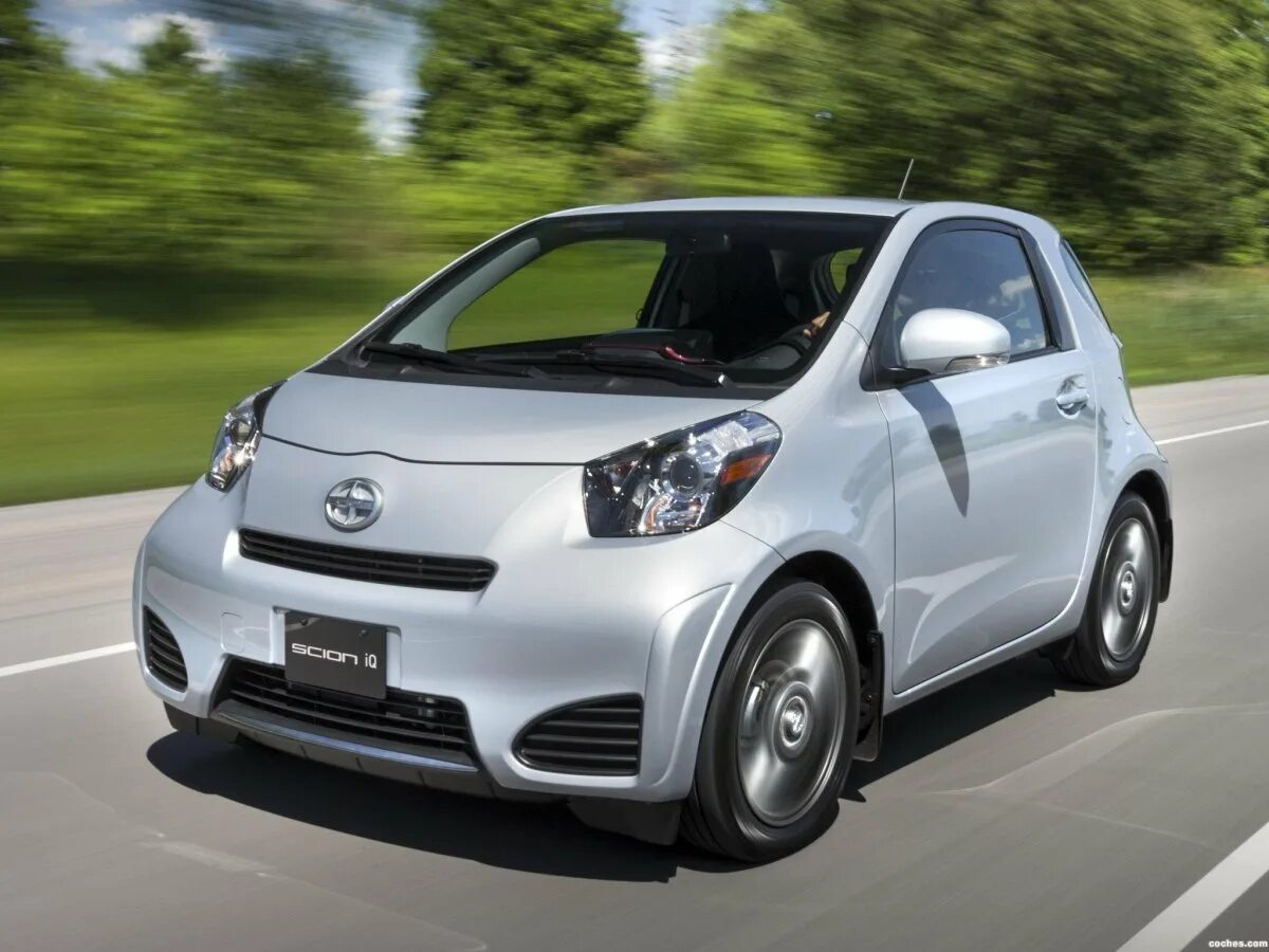 Toyota IQ. Маленькая японская машина. Машины недорогие. Тойота маленькая машина. Самые экономичные бензиновые