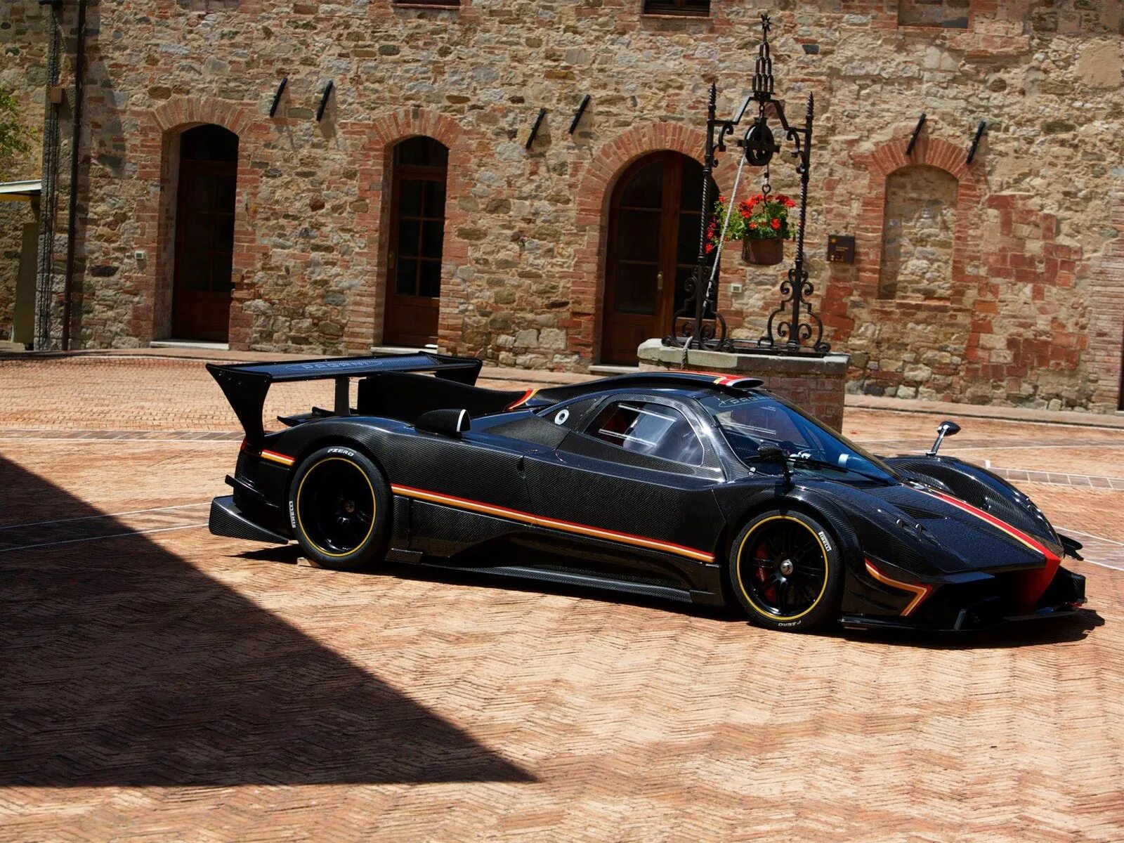 Паганини дорога. Пагани зонда. Машина Pagani Zonda. Pagani Zonda q. Пагани 2000 года.