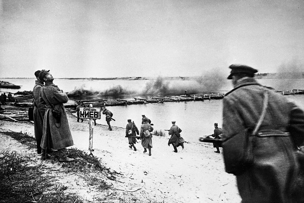 Битва за днепр освобождение киева. Битва за днепр 1943г.. битва за днепр сентябрь-ноябрь 1943 года. битва за днепр 1943 переправы. битва за киев 1943 форсирование днепра.