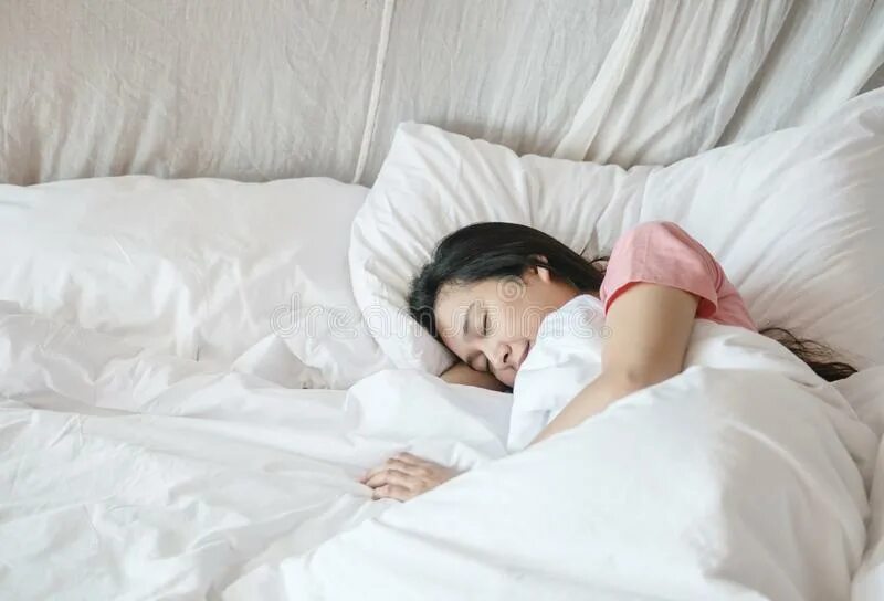 Матрас азиатка. Азиатка в постели под одеялом. Китаянка под одеялом. Азиатки спят видео