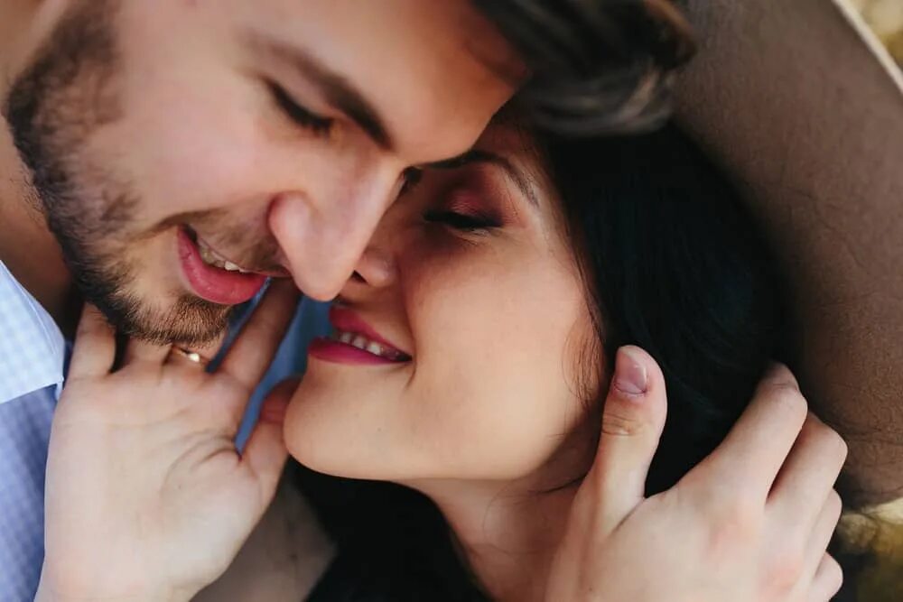 Boyfriend brunette. Фото человек обнимающий спички. Lovers Happy Kiss.