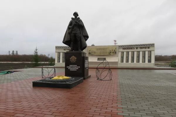 Сайт петровского района тамбовской область. Петровское (Петровский район, Тамбовская область). Памятники Петровского района Тамбовской области. Памятники Петровского района Тамбовской. Памятник Тамбовский колхозник Петровский район Тамбовская.