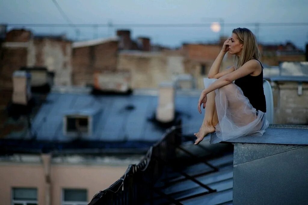 Девушка на краю крыши. Девушка ночью в городе. Фотосессия на крыше. Фотосессия на крыше. Девочка сидит на крыше.