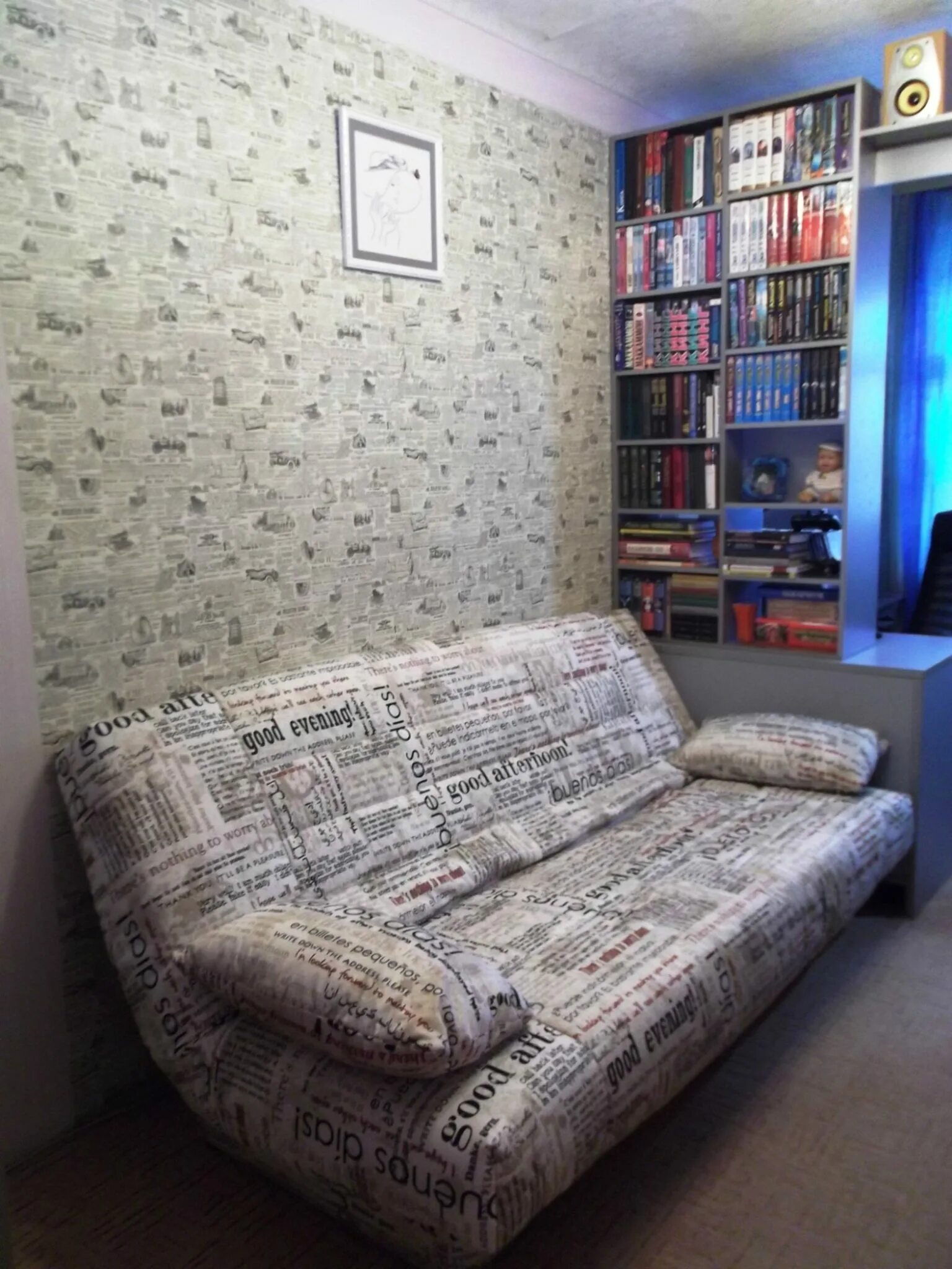 Старинные картины в интерьере. Старая комната с открытой дверью. Старый диван в хрущевке. Старая комната с кроватью. Старинный диван в интерьере.