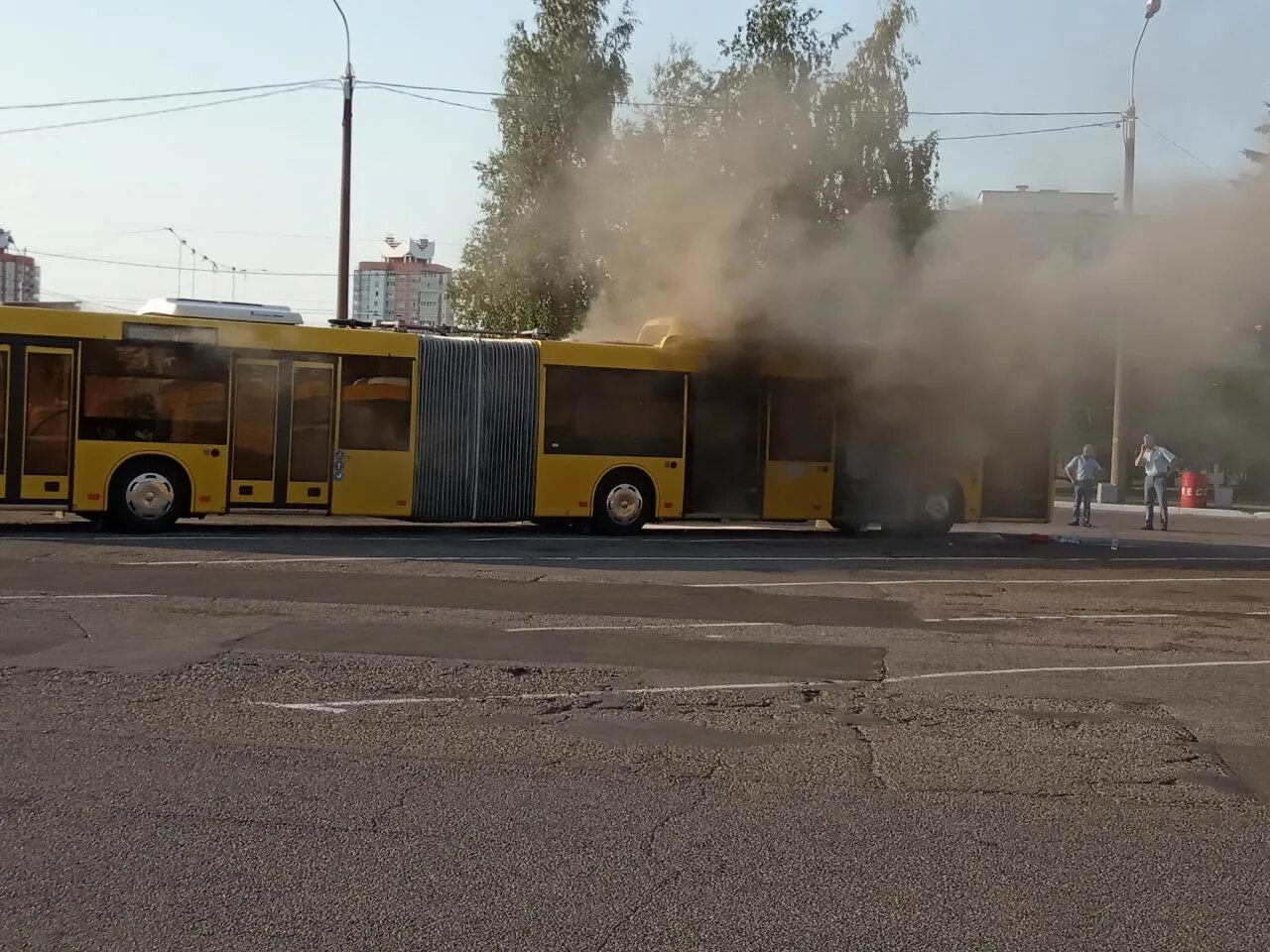 Красноярск сгорел автобус МАЗ. Колесо сгорело у маршрутки. Остатки сгоревший автобусы МАЗ.