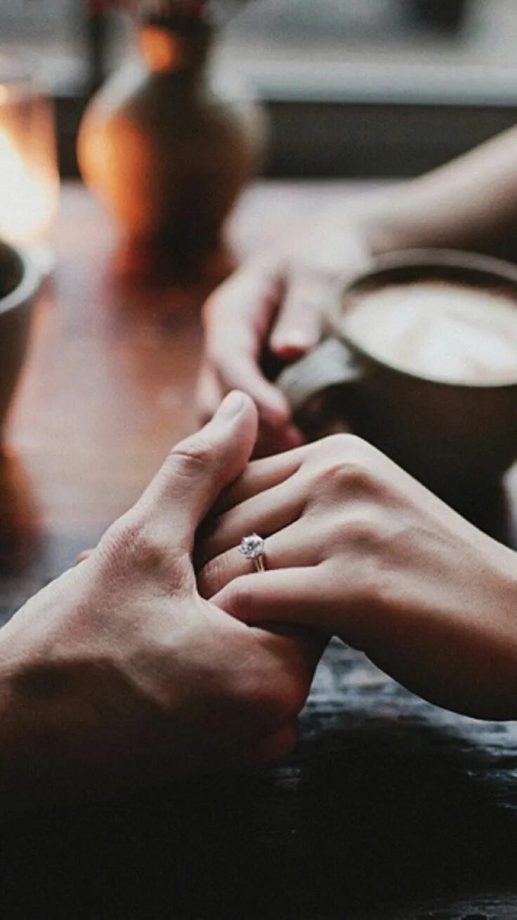 Утро ладонь. Рука в руке романтика. Мужская рука с кофе. Мужская и женская рука на столе. Рука в руке и кофе.