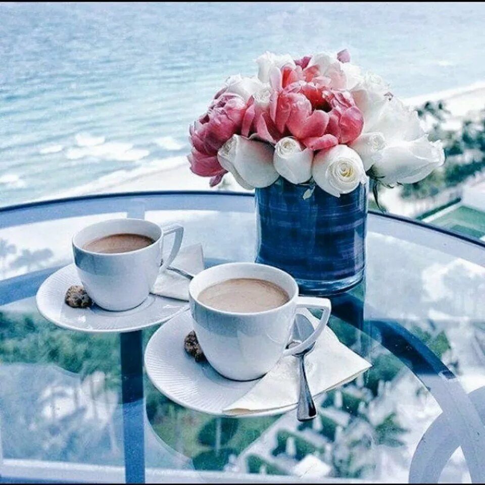 Самого невероятного доброго утра. Доброе утро море. Утро на море с кофе. Доброе утро море и кофе. Завтрак с цветами.